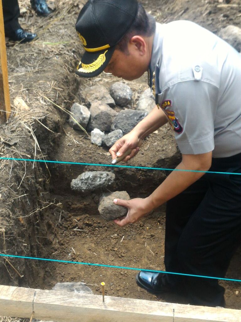 Irwasda Polda NTT Gelar Peletakan Batu Pertama Pembangunan Tower Radio Trunking Polres Flores Timur.