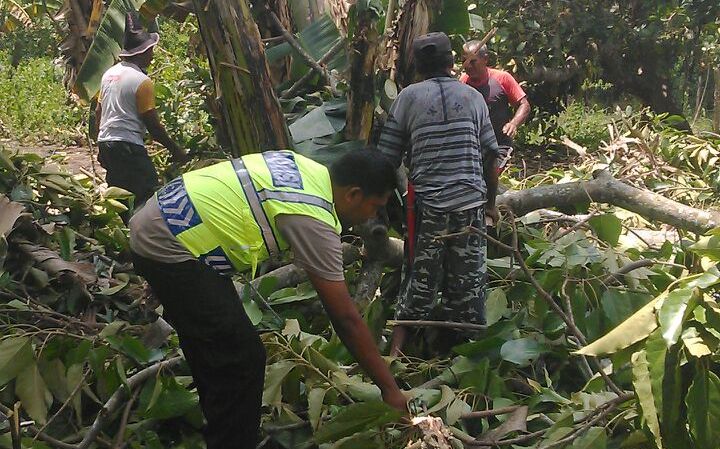 Bhabinkamtibmas Desa Boru Membantu Masyarakat Membersihkan Lokasi Pembangunan Gedung Sekolah Paud Santo Thomas.