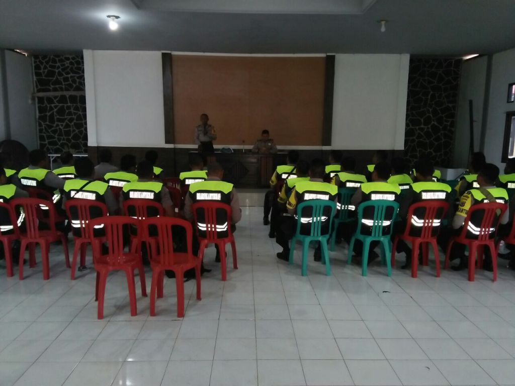 Kasat Binmas Memberikan Arahan Kepada Para Anggota Bhabinkamtibmas.