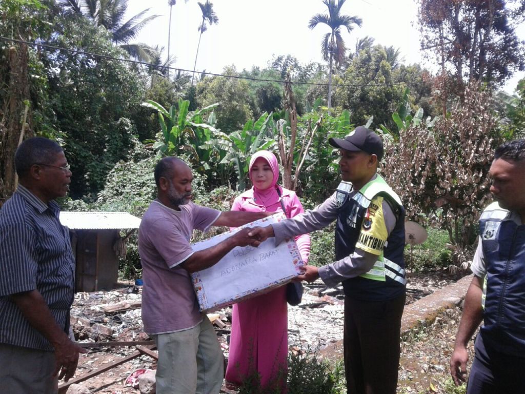 Anggota Bhabinkamtibmas Bantu Korban Kebakaran Rumah.