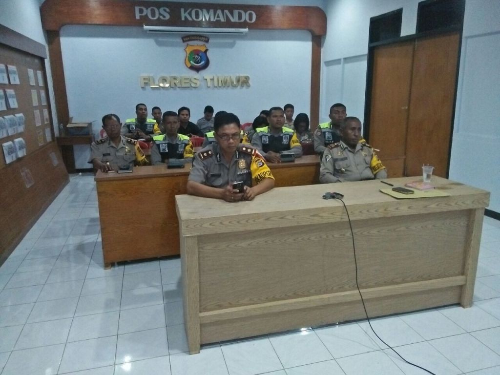 Waka Polres Flotim Berserta Kasat Binmas dan Anggota Bhabinkamtibamas se Kota Larantuka Ikuti Vicon dengan Kabaharkam Polri