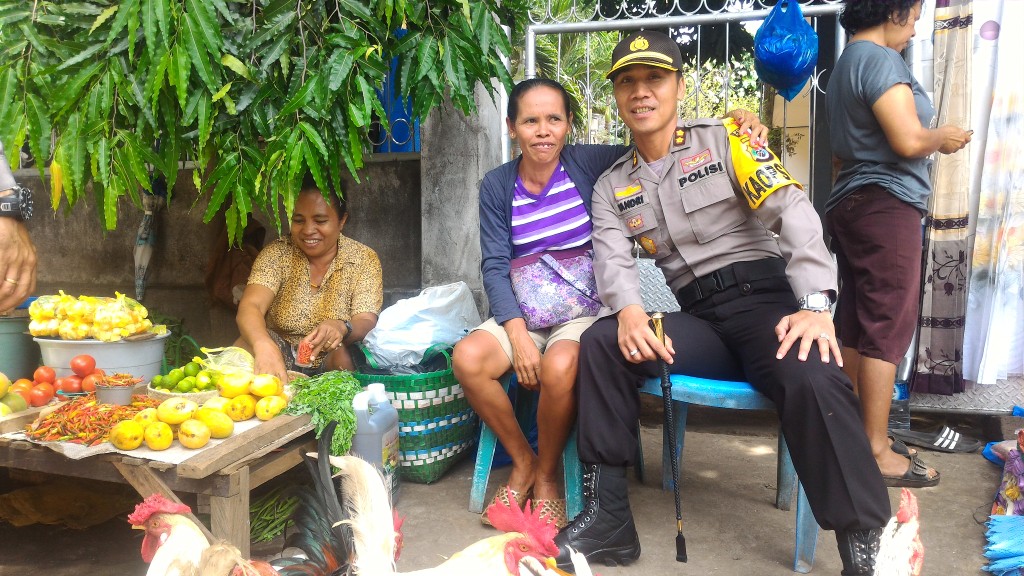 Mengecek Harga Sembako, Kapolres Flores Timur Blusukan ke Pasar Impres Larantuka.