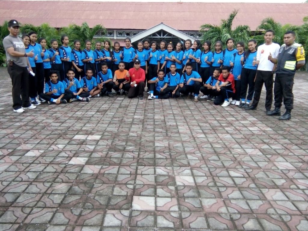 Polres Flotim Membangun Komunikasi Dan Pembinaan Pelajar Tingkat Sma Melalui Wadah Pramuka Saka Bhayangkara.