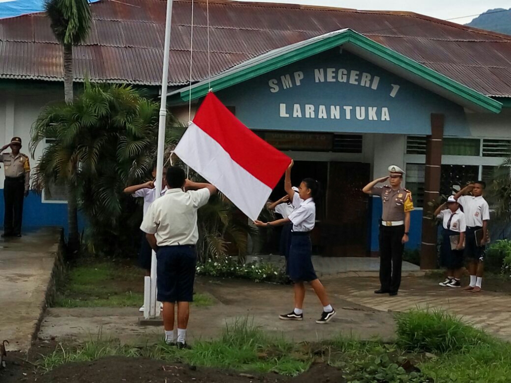 Kasat Lantas Jadi Irup Di SMPN 1 Larantuka.