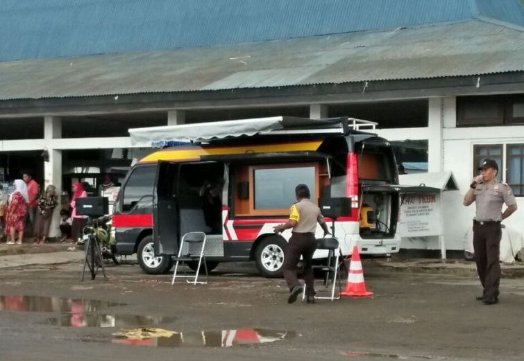 Kasat Binmas Polres Flores Timur Memberikan Penyuluhan Langsung di Pelabuhan Pelni Larantuka