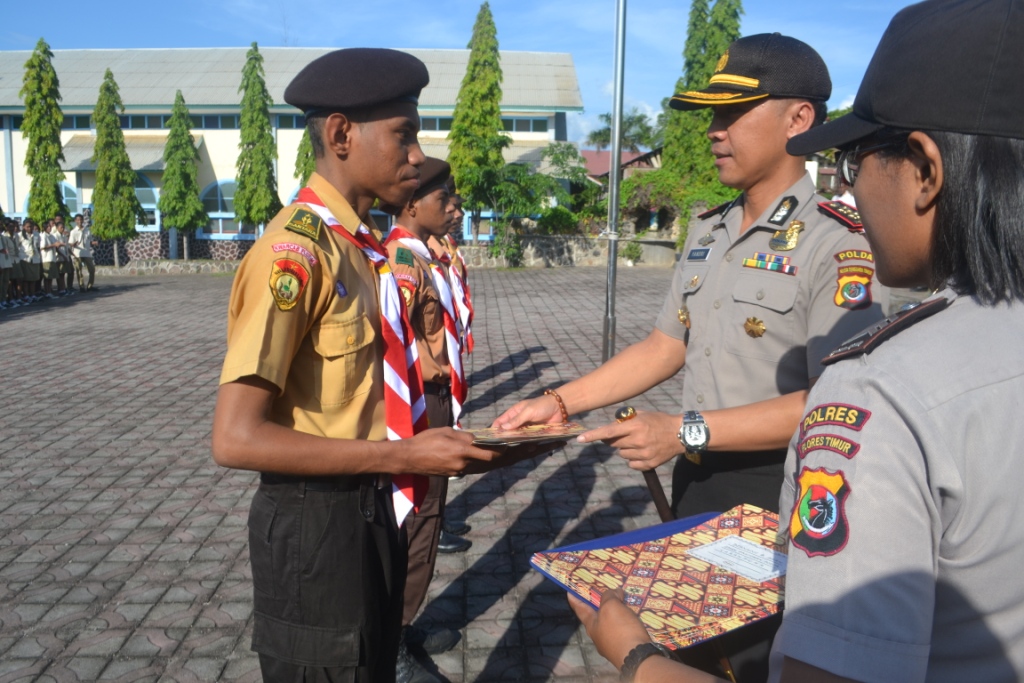 Anggota Saka Bhayangkara Terima Penghargaan Dari Kapolres Flores Timur.