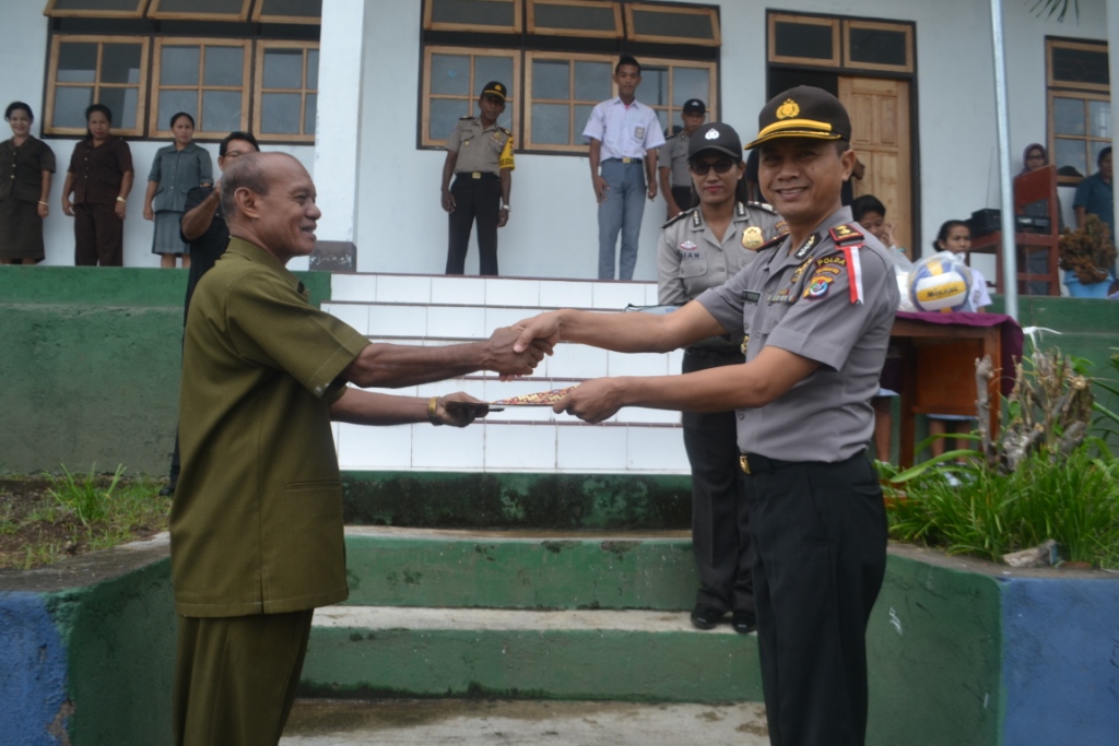 Jadi Irup di SMA PGRI Larantuka, Waka Polres Flotim Ajak Pelajar Jauhi Narkoba dan Tertib Berlalu Lintas.