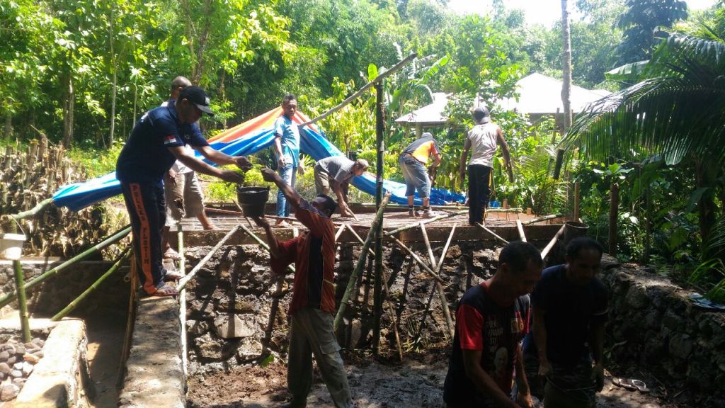 Bhabinkamtibmas Bahu Membahu Bangun Jembatan di Dusun Lite Lolon Bala Kec. Lewolema.