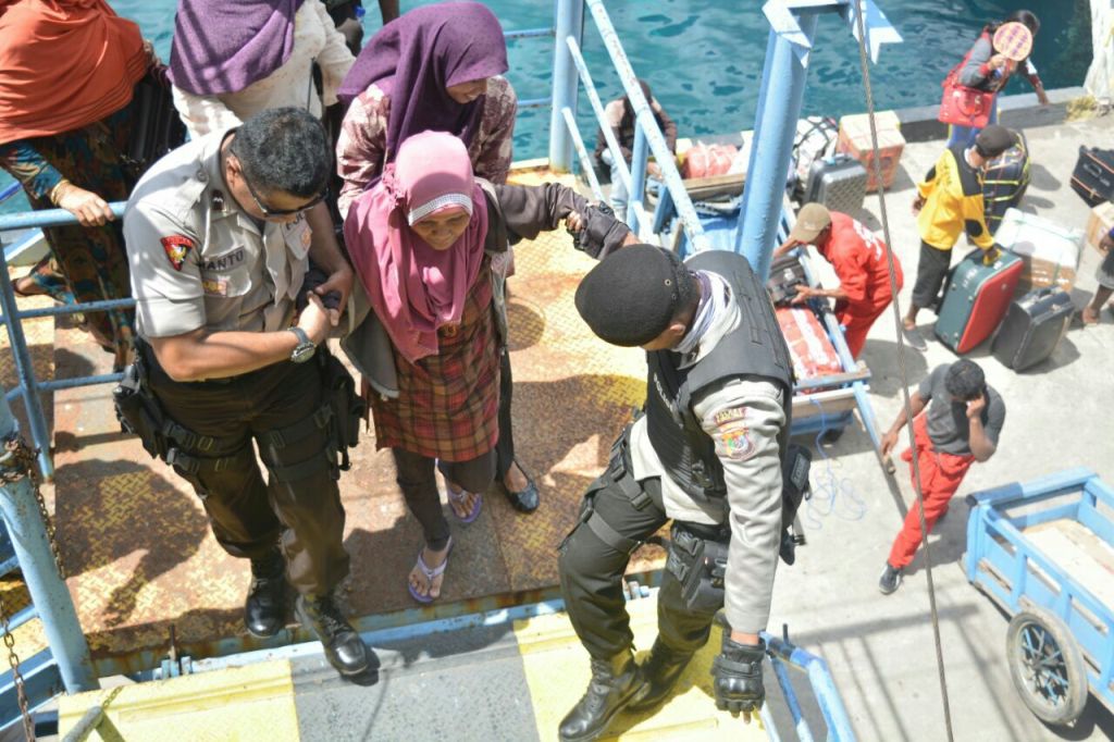 Polres Flores Timur Libatkan Dalmas Amankan Kedatangan KM. UMSINI.