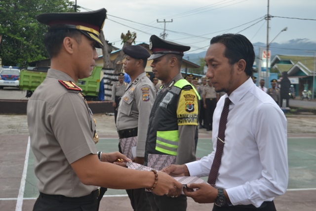 KAPOLRES FLOTIM MEMBERIKAN REWARD KEPADA ANGGOTA YANG BERPRESTASI