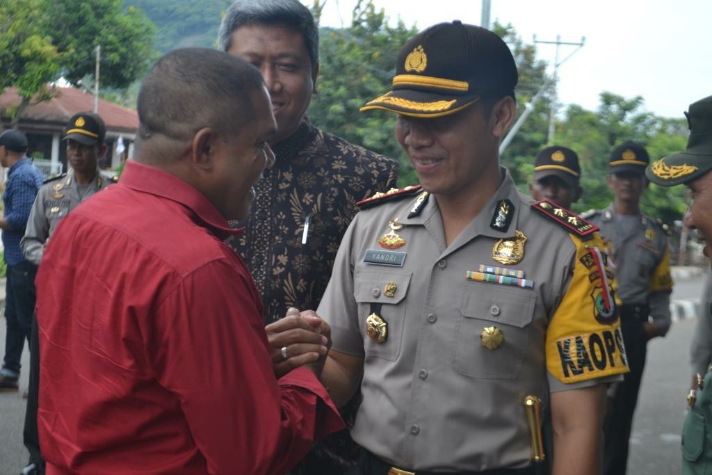 POLRES BERSAMA KODIM MENGAMANKAN PELAKSANAAN RAPAT PLENO TERBUKA PENETAPAN PASLON TERPILIH BUPATI DAN WAKIL BUPATI FLOTIM TAHUN 2017