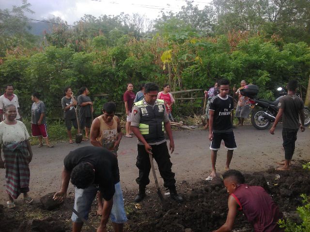 BHABINKAMTIBMAS DESA HOKENG JAYA MELAKSANAKAN KERJA BAKTI BERSAMA MASYARAKAT DUSUN WOLORONA.