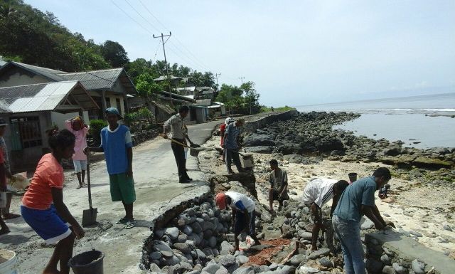 BHABINKAMTIBMAS DESA BUBUATAGAMU MEMPERBAIKI TALUT PENAHAN OMBAK BERSAMA WARGA.