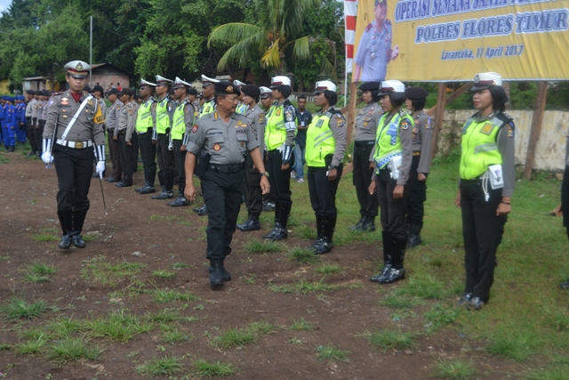 Wakapolda NTT Pimpin Apel Gelar Pasukan Operasi Semana Santa 2017 Di Larantuka.