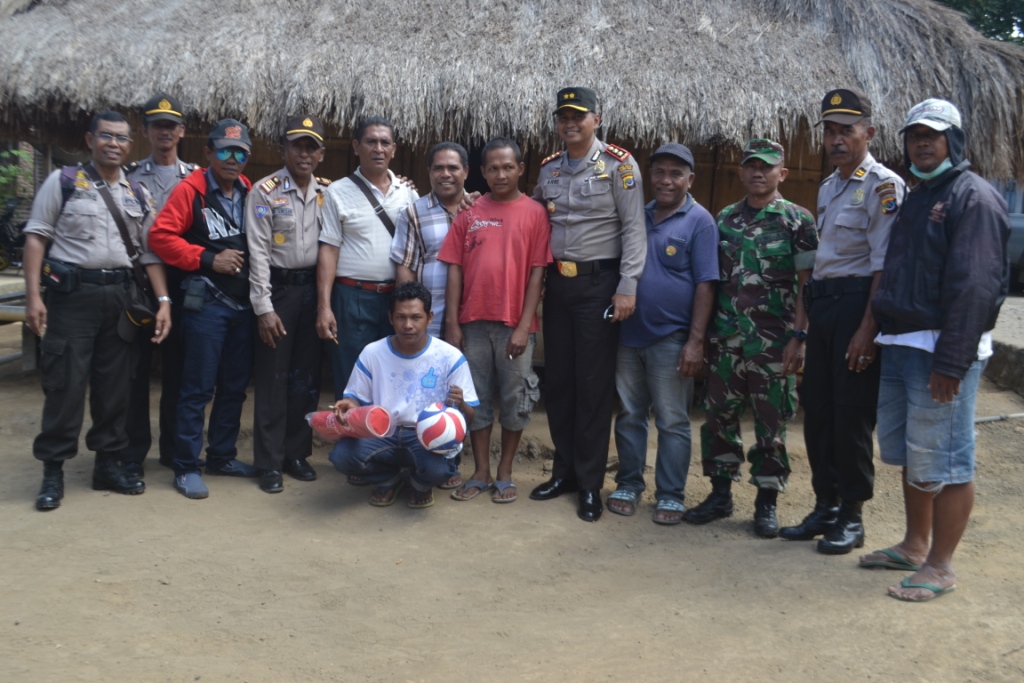 Kunjungan perdana Kapolres Flotim diwilkum Polsek Adotim untuk bersilaturahmi dengan Tomas, Toda dan Todat di daerah konflik.