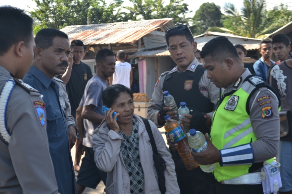 Satgas Gabungan Polres Flotim melaksanakan Ops Pekat Turangga 2017 di pelabuhan Ferry Waibalun Larantuka