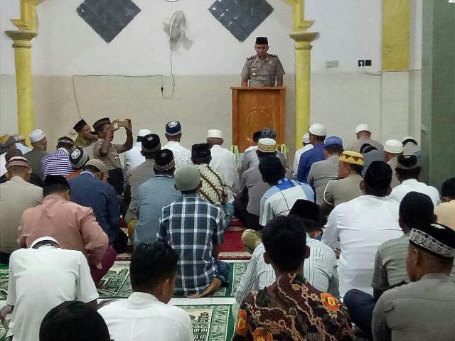 Pelaksanaan Ibadah Sholat Tarawih 1438H hari ke 4 diwilayah hukum Polres Flotim berjalan aman dan lancar