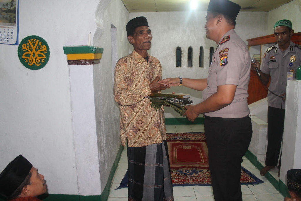 Kapolres Flotim pimpin kegiatan Safari Ramadhan di Masjid Nurul Ashbad Desa Boru Kec. Wulang Gitang Kab. Flotim