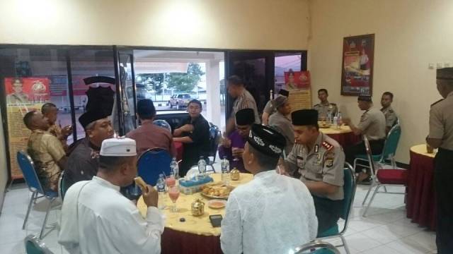 Polres Dan Kodim Flotim Melaksanakan Buka Puasa Bersama Di Mapolres Flotim