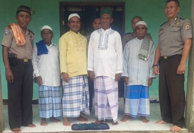 Tim II Postoh melaksanakan Sholat Dhuhur di Masjid Al - Munawaroh Delang Desa Tiwatobi Kec. Ile Mandiri Kab. Flotim