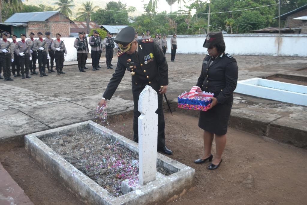 HUT Bhayangkara ke 71 , Kapolres Flotim Pimpin Ziarah ke Taman Makam Pahlawan Lapak Tana - Larantuka Kab. Flores Timur