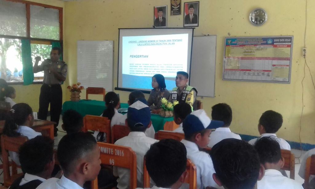 Unit Binmas Polsek Adonara Barat Polres Flotim Melaksanakan Sosialisasi Peraturan Lalu Lintas di SMPN I Adonara Barat.