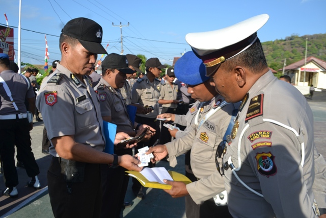 Propam Polres Flotim Cek Surat Kelengkapan Kendaraan dan KTA Seluruh Anggota