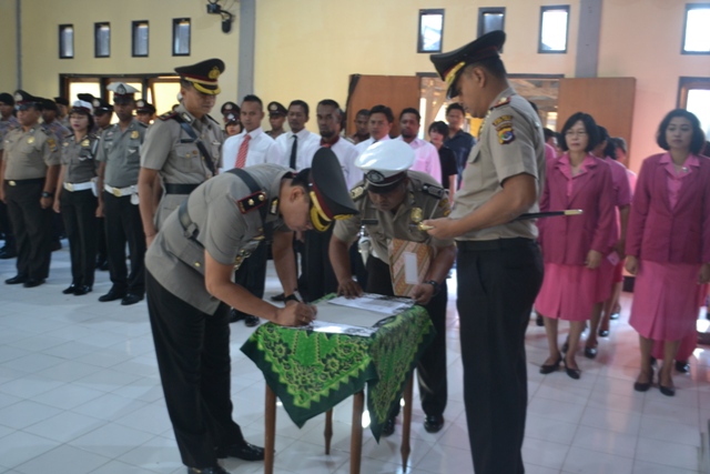 Kapolres Flotim AKBP Arri Vaviriyantho, S.IK, M.Si Pimpin Sertijab Wakapolres Flotim