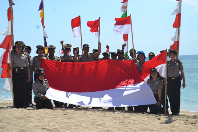 Polres Flotim Bersama Bhayangkari Cabang Flotim Melaksanakan Giat Pengibaran Bendera Merah Putih Dalam Rangka HUT Kemerdekaan RI Ke – 72 Tahun 2017