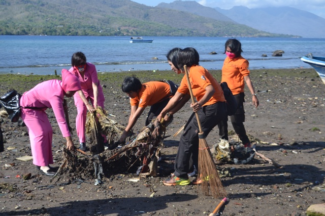 Sambut  HUT Polwan Ke-69, Polwan Polres Flores Timur Bakti Sosial Bersihkan  Sampah