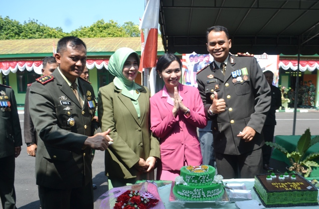 Kapolres Flotim Bersama Anggota Mengikuti Giat Upacara Peringatan HUT  TNI ke - 72 di Markas Kodim 1624/Flotim