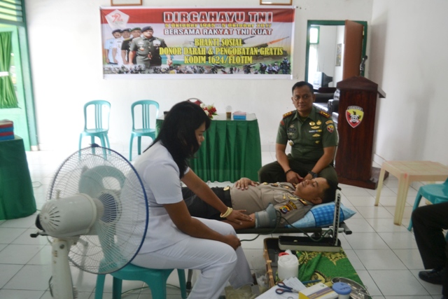 Polres Flotim Ikuti Giat Bakti Sosial Donor Darah dan Pengobatan Gratis, Dalam Rangka Peringatan HUT TNI ke - 72 Tahun 2017
