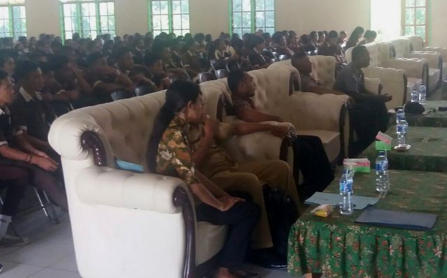 Kasat Binmas Polres Flotim Melaksanakan Binluh Tentang Bahaya Narkoba dan Miras Kepada Siswa SMAK Fransiskus ASISI Larantuka
