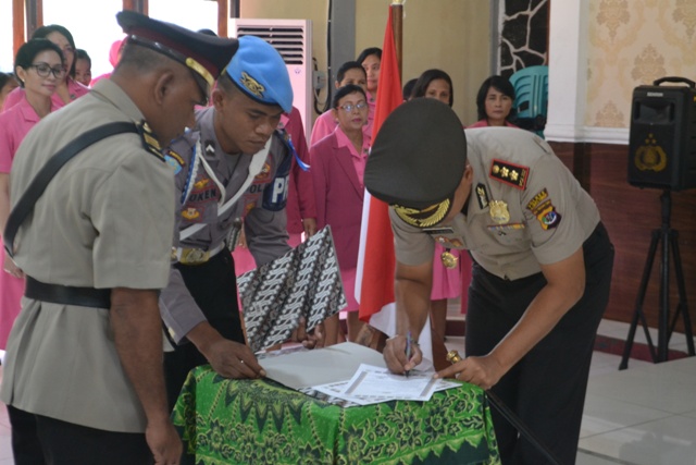 Upacara Sertijab Kabag Ops, Kasat Narkoba di Aula Ikatara Polres Flotim