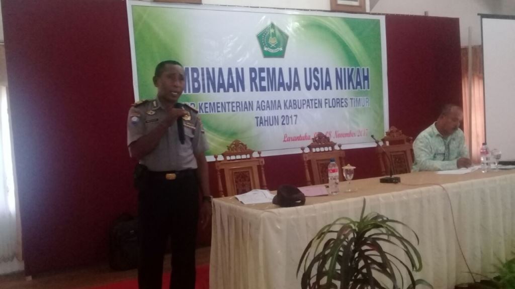 Kasat Binmas Polres Flotim Bersinergi Dengan Kementrian Agama Kabupaten Flotim Berikan Binluh Tentang KDRT