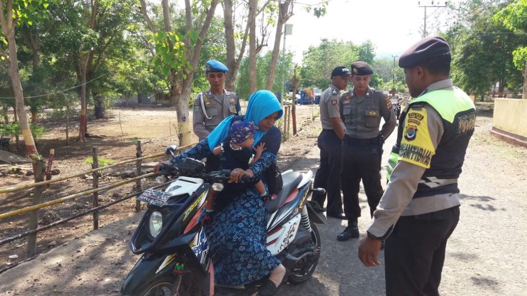 Polsek Solor Giat K2YD Periksa Surat Kendaraan dan Razia Barang Sajam