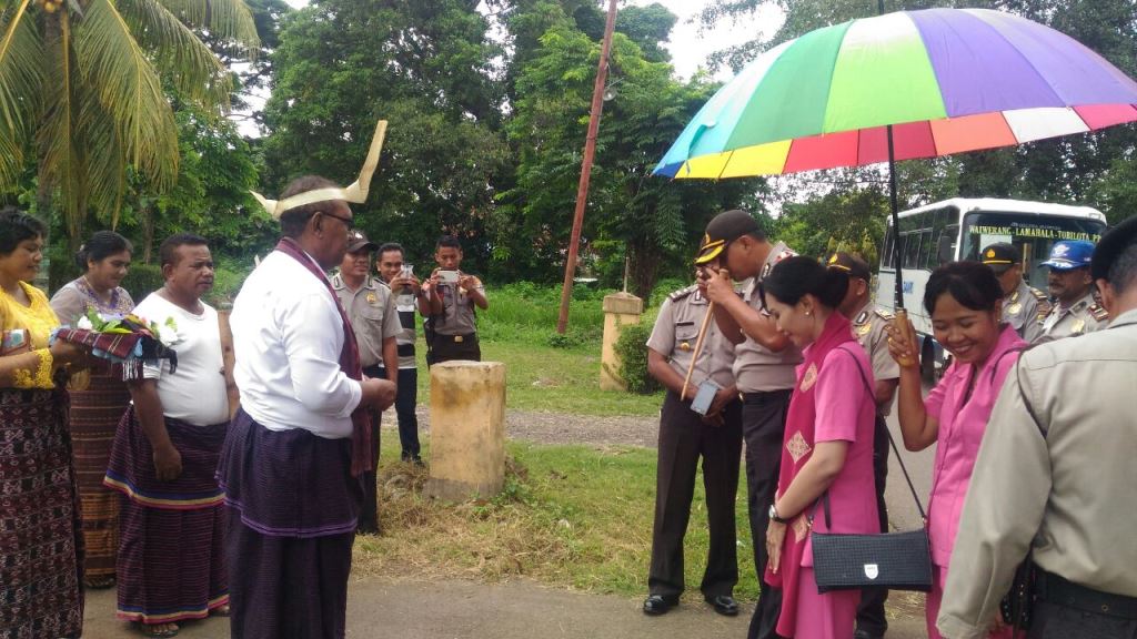 Kapolres Flotim bersama Ketua Bhayangkari Cabang Flotim Melaksanakan Kunjungan Kerja di Wilayah Polsek Adonara Barat