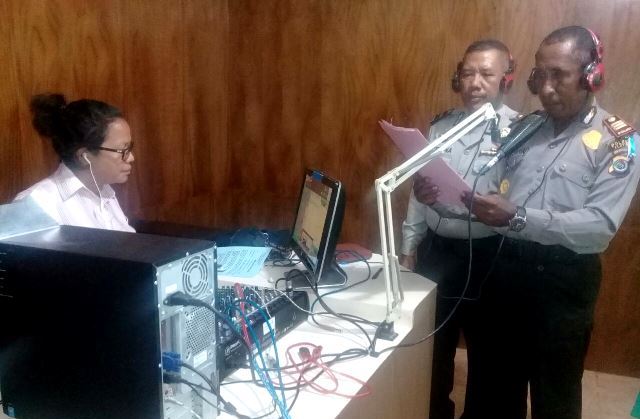 Melalui On Air Radio, Kasat Binmas Polres Flotim Sampaikan Pesan Kamtibmas