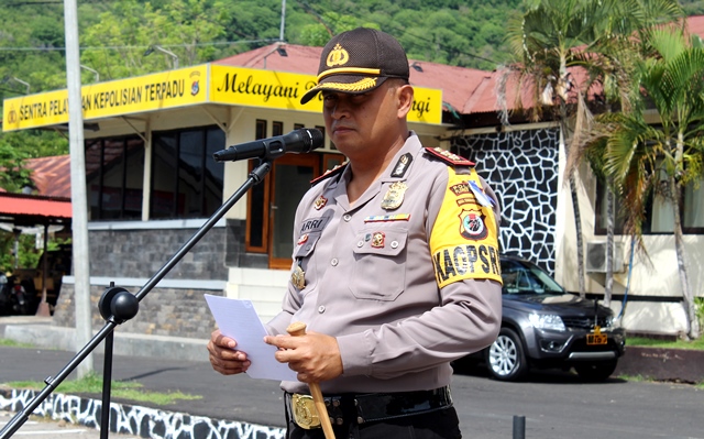 Kapolres Flotim Bacakan Amanat Kapolri Saat Apel Gelar Pasukan Dalam rangka Operasi Lilin Turangga  - 2017