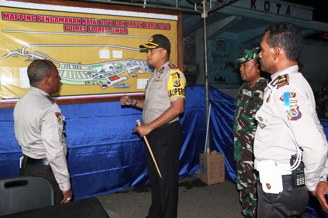 Dalam rangka Ops Lilin 2017, Kapolres Flores Timur Mengecek Pos Pengamanan dan Pos Pelayanan dalam Kota Larantuka
