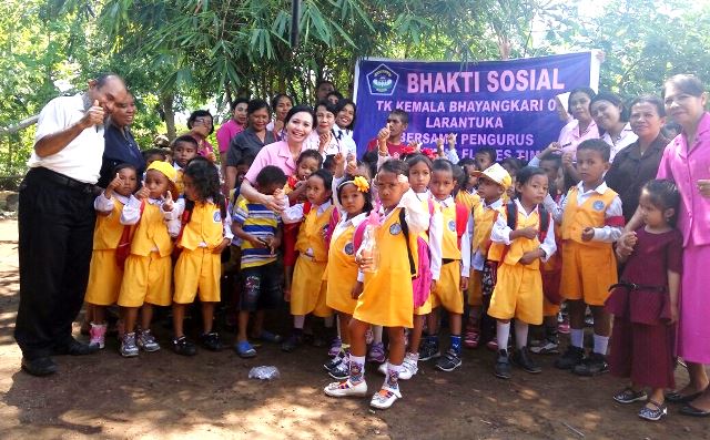 Anak- Anak TK Kemala Bhayangkari Polres Flotim Berbagi Kasih dengan Anak – Anak Panti Asuhan Acamister Duli Onan