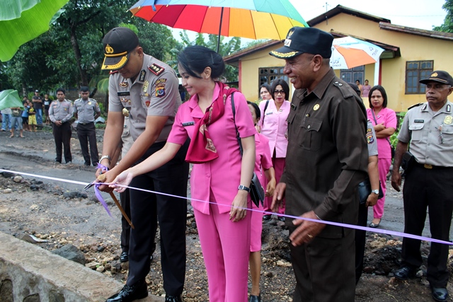 Gunting Pita, Kapolres Flotim Resmikan Rujab Kapolsek dan Rumah Dinas Bagi Anggota Polsek Titehena