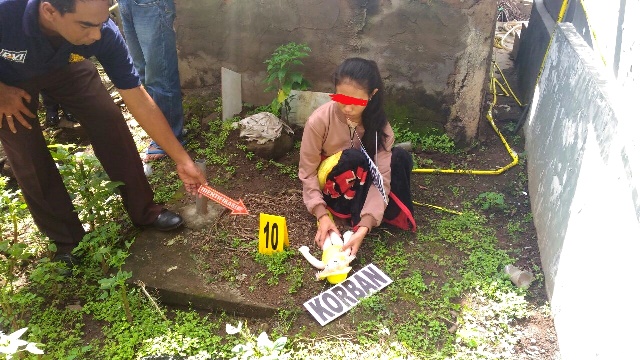 Reskrim, Rekonstruksi Pembuangan Bayi Perempuan Berjalan Lancar