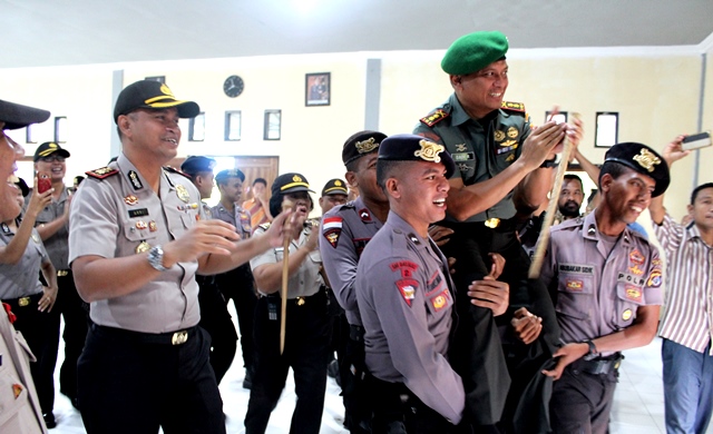 TNI-POLRI Solid, Gendong Dandim 1624 Flotim Setelah Berpamitan kepada Personil Polres Flotim