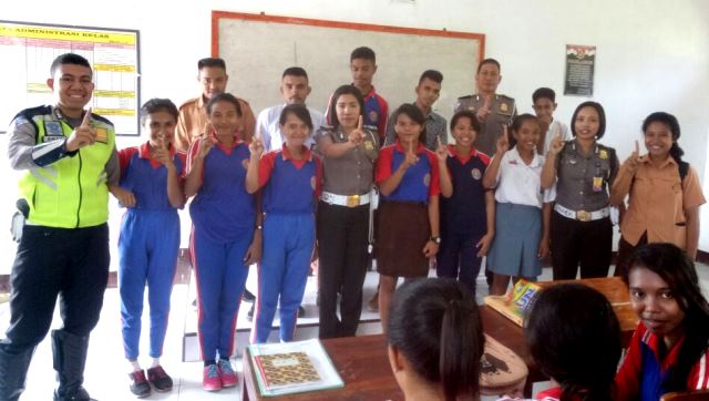 Dikyasa Satuan Lantas Polres Flotim Sosialisasikan Tertib Lalu Lintas ke Sekolah - Sekolah