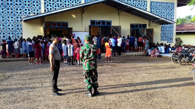 Kapospol bersama Babinsa Amankan Misa Rabu Abu di Gereja Santo Rasul Petrus Baniona – Wotan Ulumado