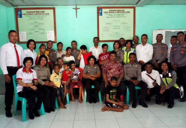 Jelang Paskah, Polres Flotim Gandeng Tokoh Agama Katolik Melaksanakan Giat Binrohtal Bersama Anak–Anak Panti Asuhan Aca Mister Duli Onan – Ile Mandiri