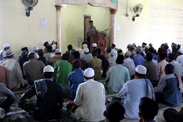 Giat Safari Kamtibmas, Kapolres Flotim Bertindak Sebagai Khotib Berikan Himbauan Menjelang Pilkada NTT 2018 di Masjid Mukhlis Sagu