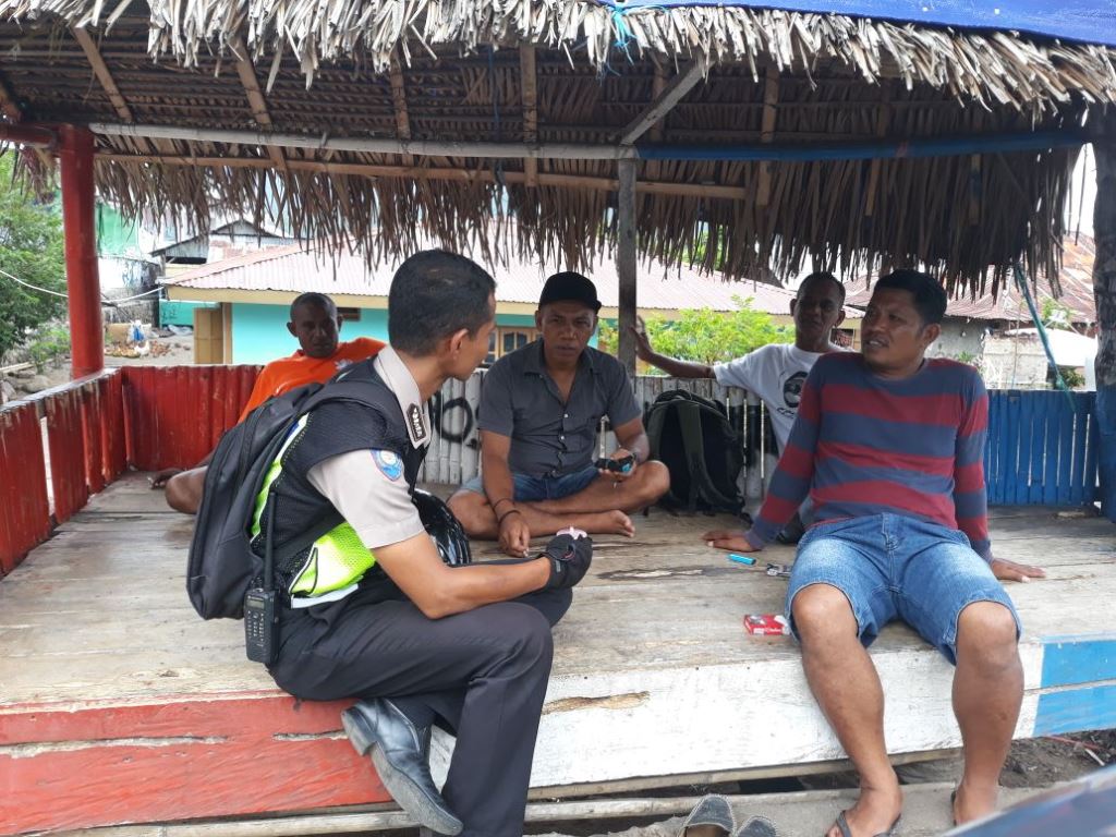 Bhabinkamtibmas Postoh Giat Sambang Pemuda Untuk Serap Informasi di Pos Kamling