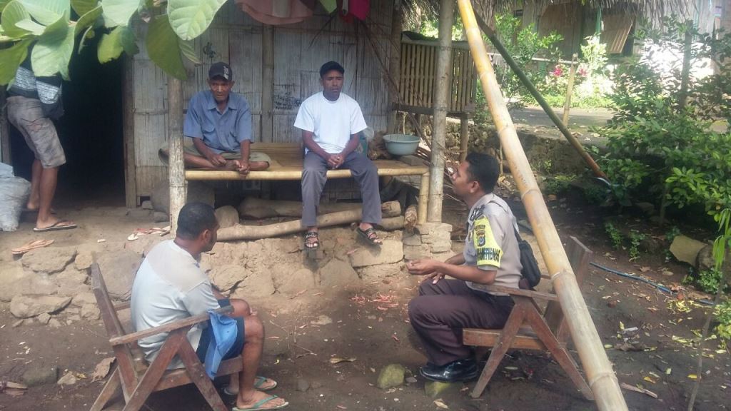 Jelang Pilkada 2018, Bhabinkamtibmas Desa Bilal - Adotim Tingkatkan Sambang Warga Suarakan Anti Hoax dan Pilkada Aman